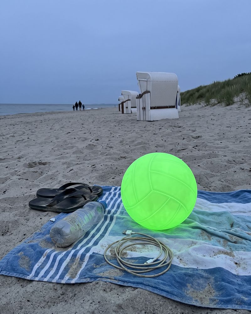 Kundenfoto: leuchtender Volleyball auf einem Handtuch am Ostseestrand