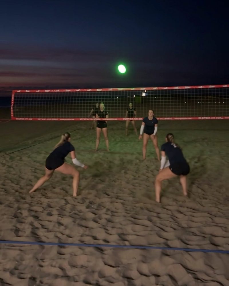Kundenfoto: Beachvolleyball am Abend mit leuchtendem Ball